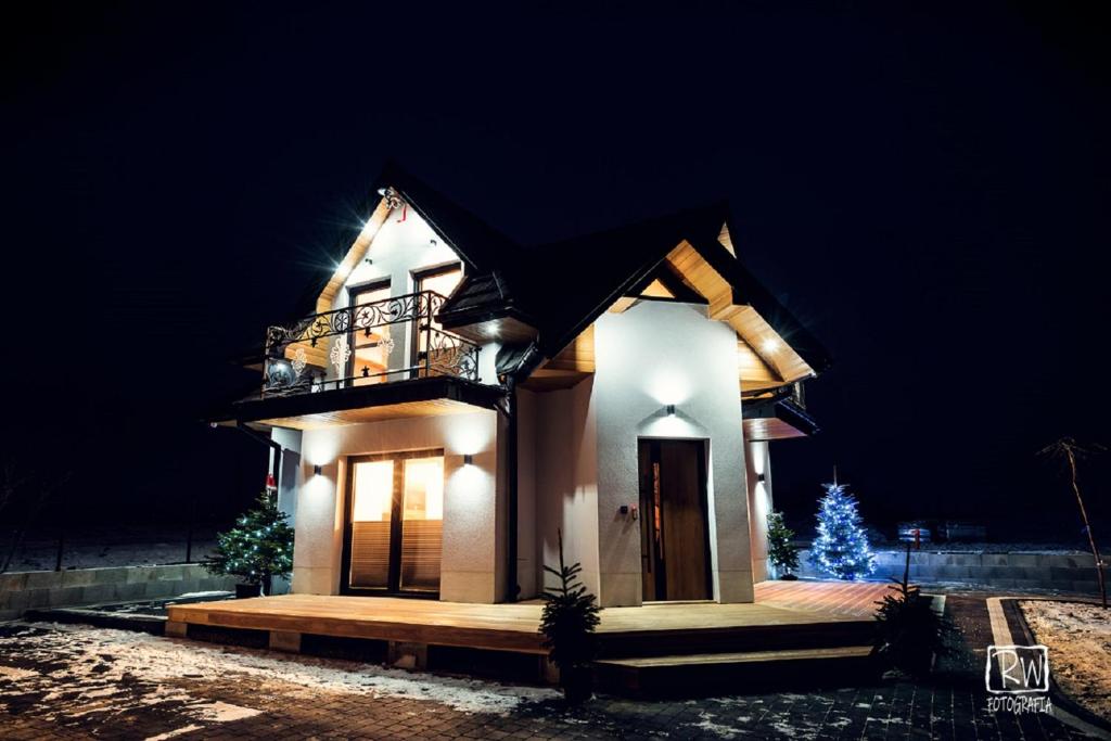 Domek Laura Resort wieczorem, rozświetlony ciepłym światłem